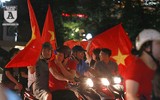 [ẢNH] Đường phố Hà Nội đỏ rực sau chiến thắng của Olympic Việt Nam tại ASIAD 2018
